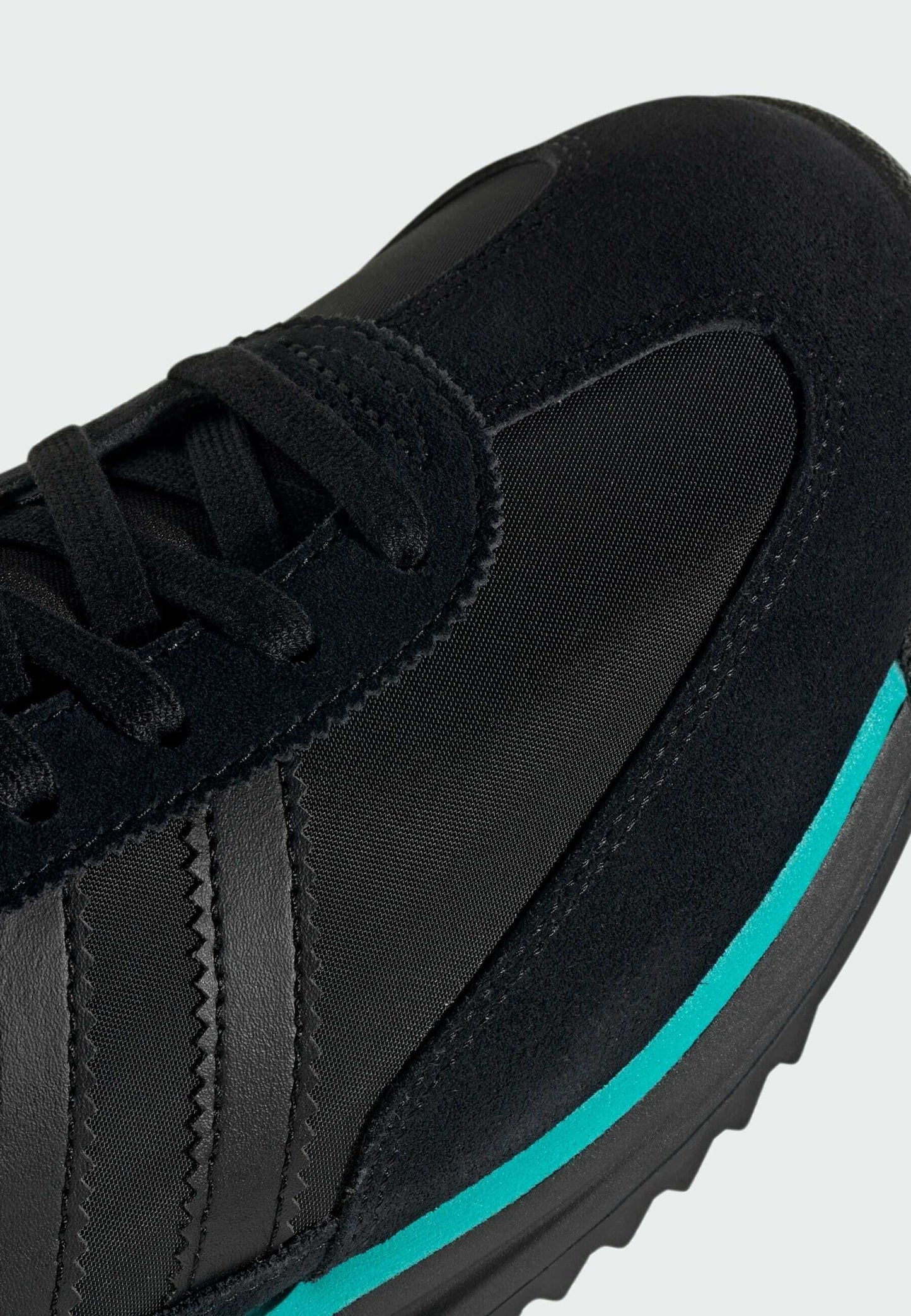adidas Originals
AMG PETRONAS FORMULA ONE TEAM